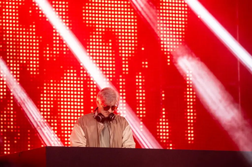 Festiv4L Signé Renault At Chalet Des Îles In Paris - Day One PARIS, FRANCE - JUNE 20: Kavinsky performs live on stage during the Festiv4L Signé Renault Festival at Chalet des Iles on June 20, 2025 in Paris, France. (Photo by Kristy Sparow/Getty Images)