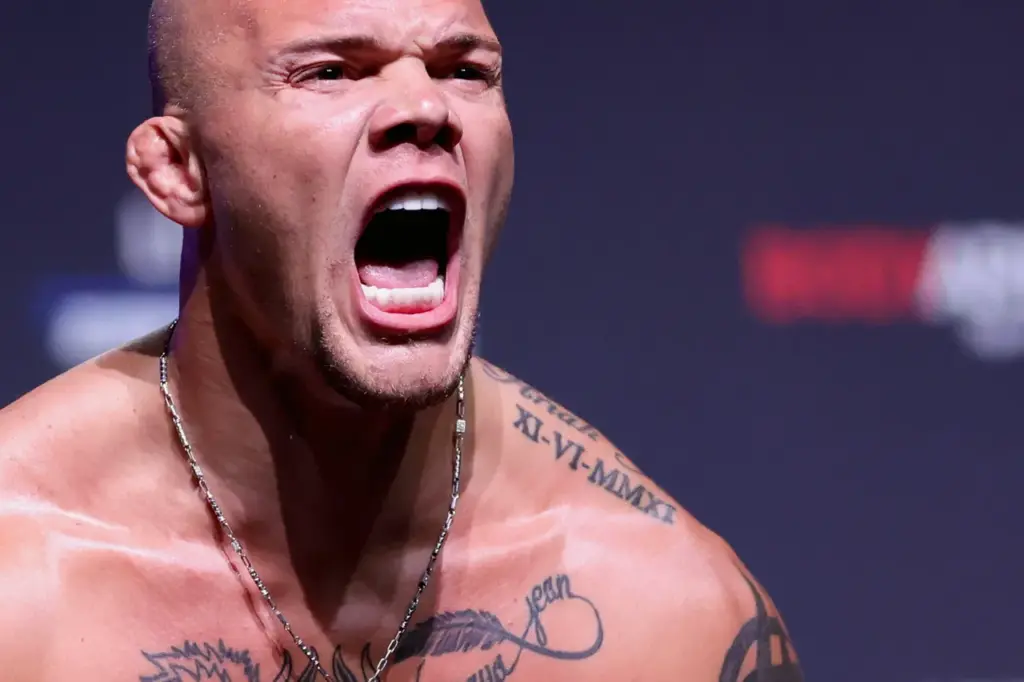 UFC 277 Weigh-in DALLAS, TEXAS - JULY 29: Anthony Smith poses on the scale during the UFC 277 ceremonial weigh-in at American Airlines Center on July 29, 2022 in Dallas, Texas. (Photo by Carmen Mandato/Getty Images)