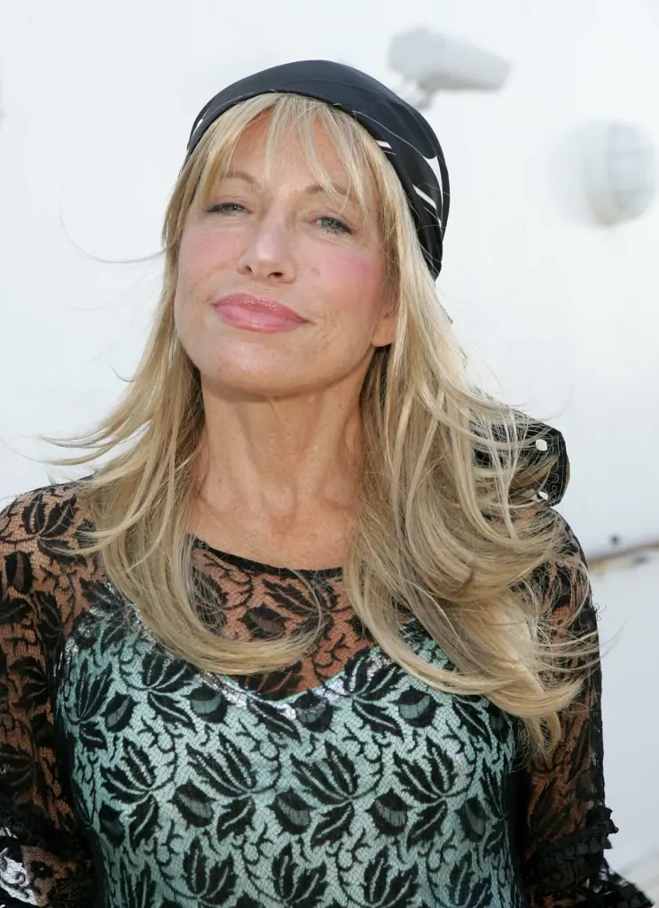 Carly Simon Sets Sail For Historic Concert Series On Board Queen Mary 2 NEW YORK - SEPTEMBER 02: Singer Carly Simon poses on the deck of the ship Queen Mary 2 before setting sail on a historic Transatlantic crossing that is being filmed for an upcoming DVD and PBS Television special September 2, 2005 in New York City. (Photo by Paul Hawthorne/Getty Images)