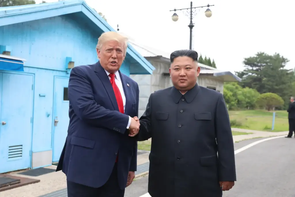 도널드 트럼프 미국 대통령이 30일 경기도 파주시 비무장지대 판문점 공동경비구역에서 월경해 북측에서 김정은 북한 국무위원장을 만나 얘기하고 있다 청와대사진기자단