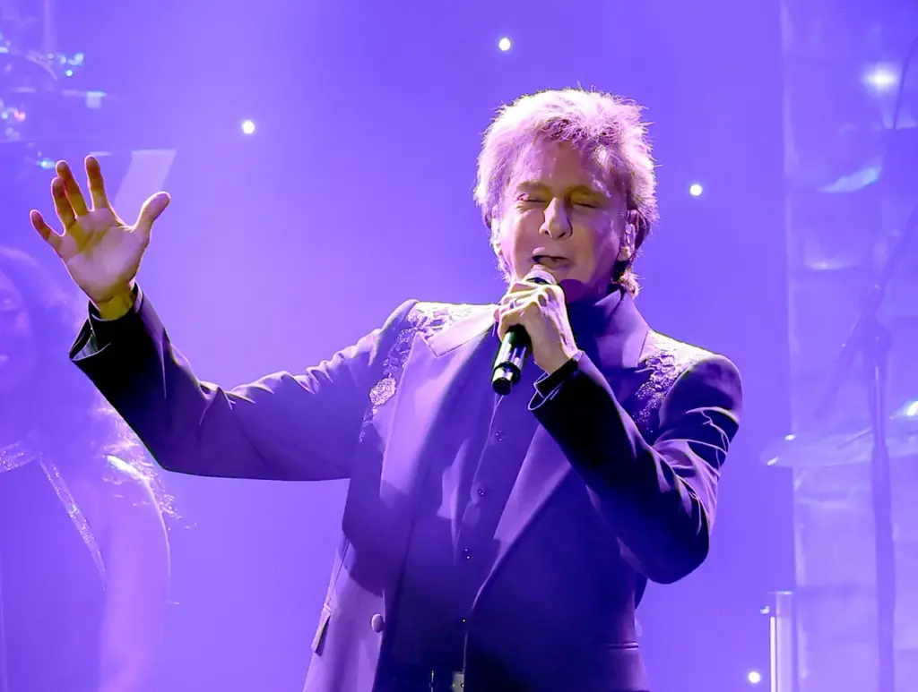 67th Annual GRAMMY Awards - Pre-GRAMMY Gala & GRAMMY Salute to Industry Icons Honoring Jody Gerson - Inside LOS ANGELES, CALIFORNIA - FEBRUARY 01: Barry Manilow performs onstage during the 67th GRAMMY Awards Pre-GRAMMY Gala & GRAMMY Salute to Industry Icons Honoring Jody Gerson on February 01, 2025 in Los Angeles, California. (Photo by Leon Bennett/Getty Images for The Recording Academy)